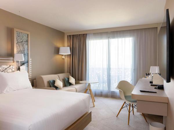 Hilton Garden Inn Le Havre Centre : photo 5 de la chambre chambre lit queen-size de luxe avec canapé-lit - vue sur mer
