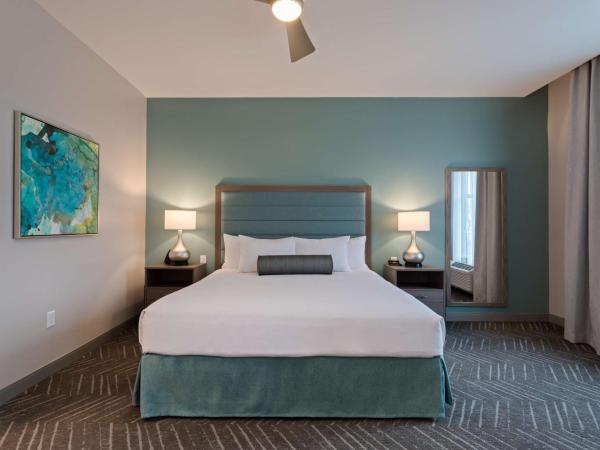 Homewood Suites By Hilton Panama City Beach, Fl : photo 2 de la chambre studio lit king-size pour personnes à mobilité réduite avec douche accessible en fauteuil roulant