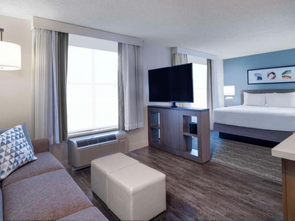 Hyatt House Colorado Springs Airport : photo 1 de la chambre king studio suite with sofa bed, kitchen and tub - disability access