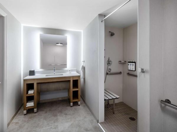 Hyatt House Colorado Springs Airport : photo 5 de la chambre one-bedroom suite with two queen beds, sofa bed and roll-in-shower - disability access