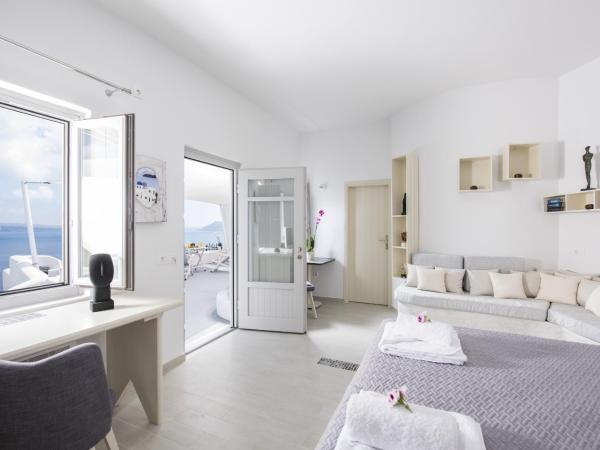 Ambition Suites : photo 8 de la chambre suite sensation avec bain à remous - vue sur caldeira