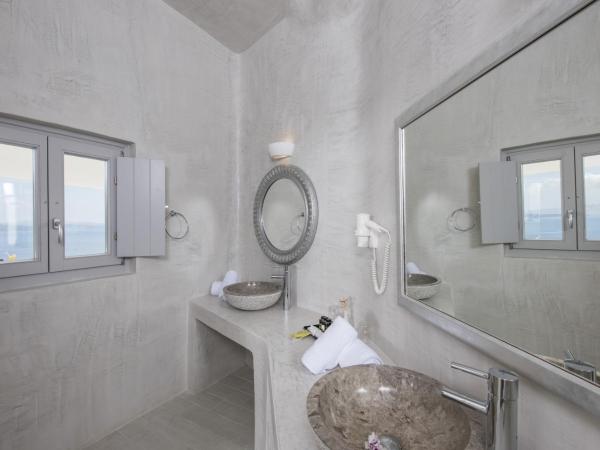 Ambition Suites : photo 10 de la chambre suite sensation avec bain à remous - vue sur caldeira