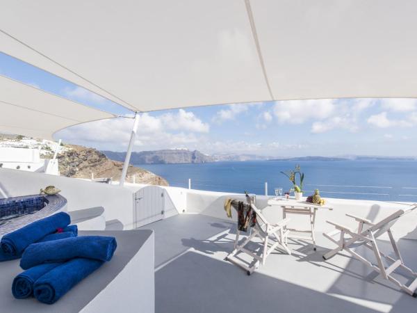 Ambition Suites : photo 3 de la chambre suite passion avec bain à remous - vue sur caldeira