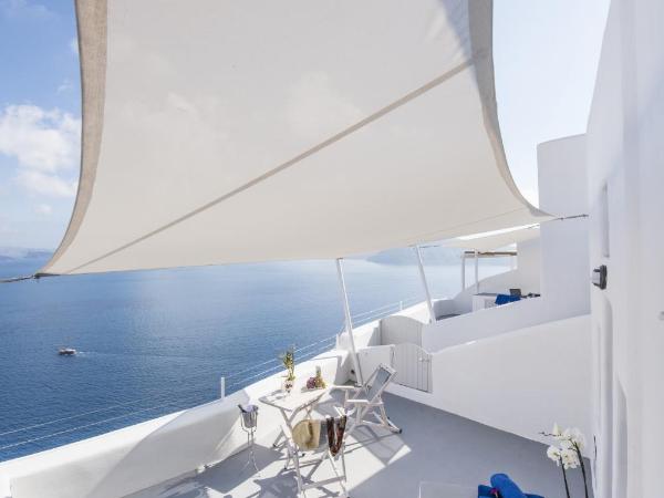 Ambition Suites : photo 4 de la chambre suite passion avec bain à remous - vue sur caldeira