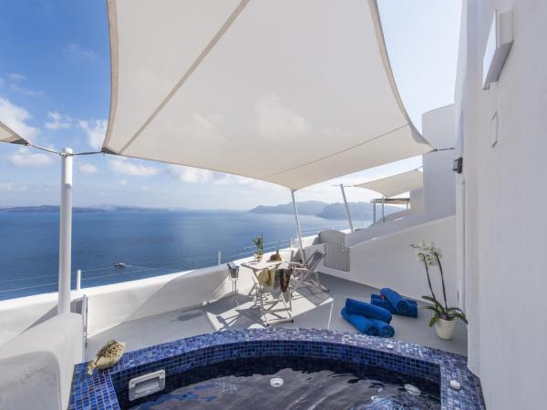 Ambition Suites : photo 5 de la chambre suite passion avec bain à remous - vue sur caldeira