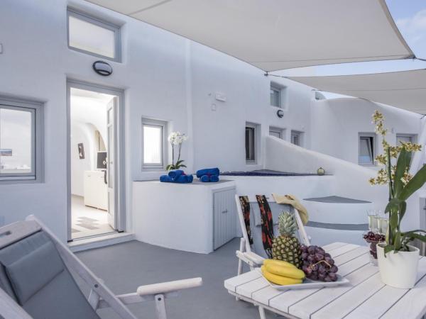 Ambition Suites : photo 6 de la chambre suite passion avec bain à remous - vue sur caldeira