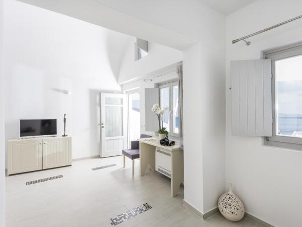 Ambition Suites : photo 6 de la chambre suite temptation avec bain à remous - vue sur caldeira