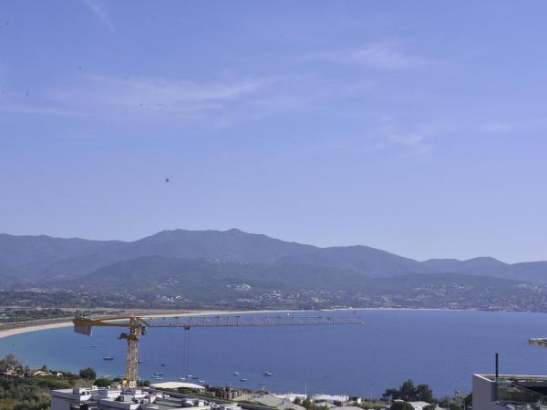 Suite avec 2 chambres d'hôtes pour 1 à 4 personnes avec terrasse, vue mer, parking privé, proche port et aéroport : photo 10 de la chambre suite lit queen-size – vue sur mer