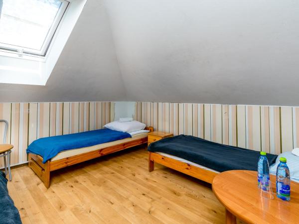 Hostel Koral : photo 1 de la chambre chambre lits jumeaux avec salle de bains commune