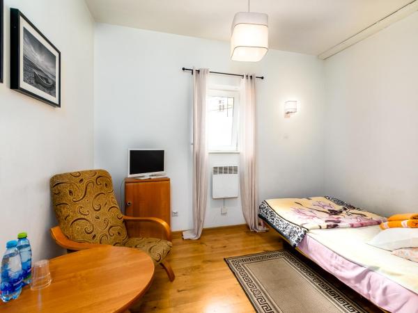 Hostel Koral : photo 2 de la chambre chambre double avec salle de bains privative