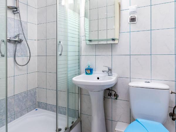 Hostel Koral : photo 4 de la chambre chambre double avec salle de bains privative