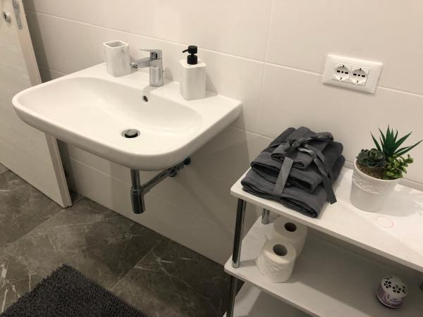 Welcome Milano Guest House : photo 9 de la chambre chambre lits jumeaux avec salle de bains commune