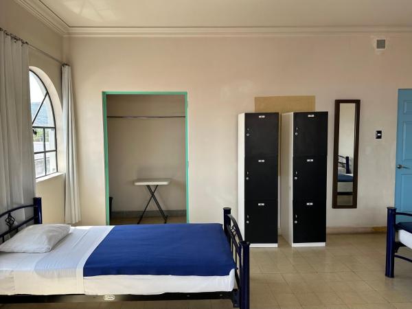 Hostal Andaina : photo 2 de la chambre chambre triple avec salle de bains commune