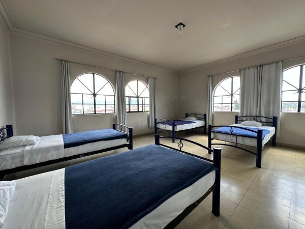 Hostal Andaina : photo 5 de la chambre chambre triple avec salle de bains commune