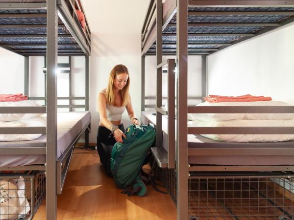 Balmers Hostel : photo 2 de la chambre 1 lit dans dortoir réservé aux femmes de 6 lits