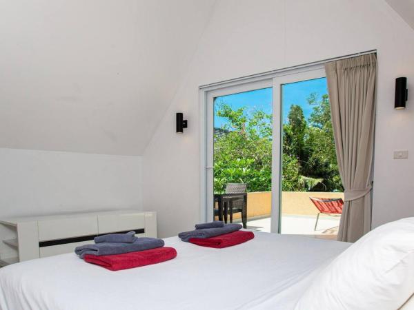 Siam Royal View Resort Apartments : photo 10 de la chambre chambre double deluxe avec balcon - vue sur mer