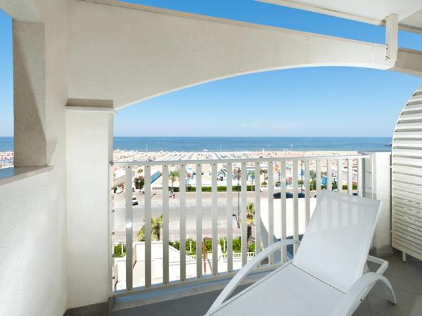 Yes Hotel Touring & SPA : photo 9 de la chambre beachfront superior room with balcony and pool access