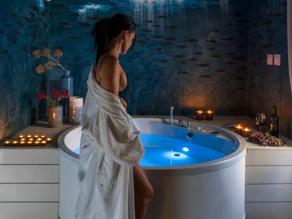 Duomo Suites & Spa : photo 2 de la chambre suite lit king-size avec baignoire spa