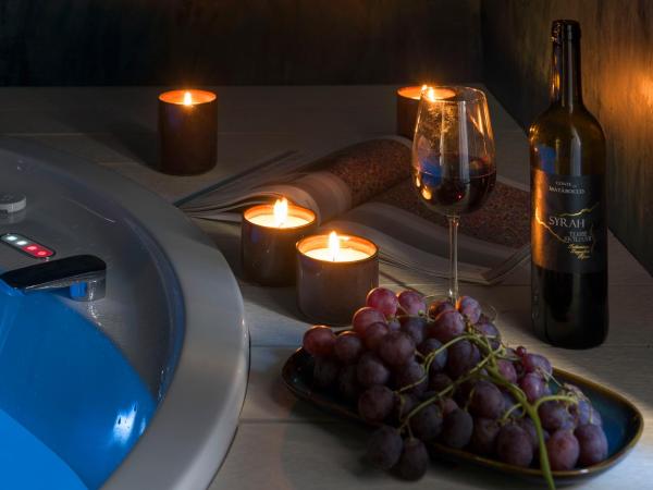 Duomo Suites & Spa : photo 10 de la chambre suite lit king-size avec baignoire spa