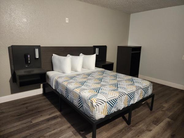 Motel 6 Sacramento CA Natomas : photo 3 de la chambre chambre lit queen-size pour personnes à mobilité réduite avec douche accessible en fauteuil roulant