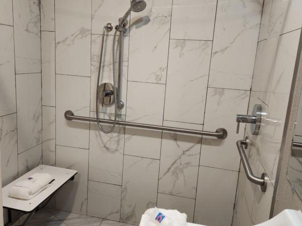 Motel 6 Sacramento CA Natomas : photo 2 de la chambre chambre lit queen-size pour personnes à mobilité réduite avec douche accessible en fauteuil roulant