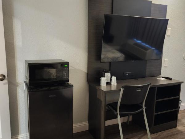 Motel 6 Sacramento CA Natomas : photo 1 de la chambre chambre avec 2 lits queen-size et douche accessible en fauteuil roulant - adaptée aux personnes à mobilité réduite