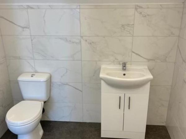 The Glenbuck Hotel Anfield : photo 6 de la chambre chambre triple avec salle de bains privative