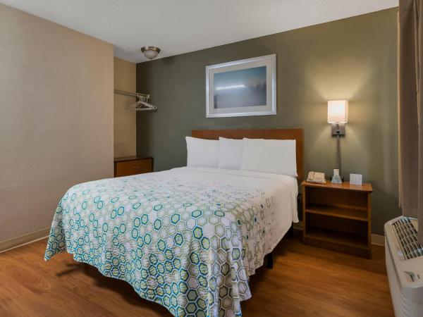 HomeTowne Studios by Red Roof Orlando - UCF Area : photo 1 de la chambre studio lit queen-size - non-fumeurs