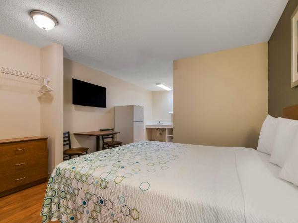 HomeTowne Studios by Red Roof Orlando - UCF Area : photo 3 de la chambre chambre studio lit queen-size - accessible aux personnes à mobilité réduite - non-fumeurs