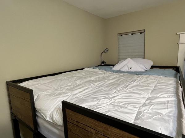 MyCrib Houston Hostel : photo 3 de la chambre lits superposés dans dortoir masculin 