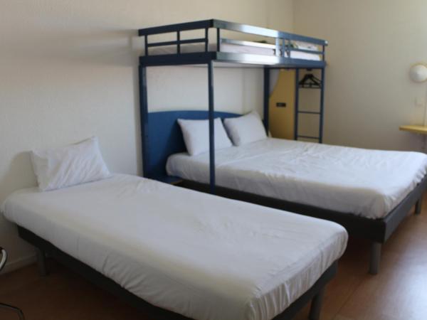 Ibis Budget Agen : photo 5 de la chambre chambre familiale avec 1 lit double et 2 lits simples