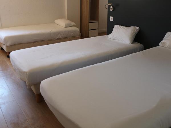 Ibis Budget Agen : photo 6 de la chambre chambre familiale avec 1 lit double et 2 lits simples