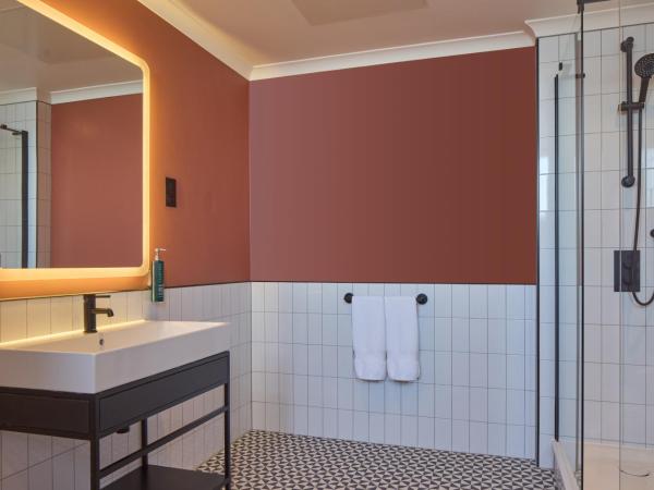 DoubleTree By Hilton Brighton Metropole : photo 7 de la chambre chambre familiale communicante lit queen-size