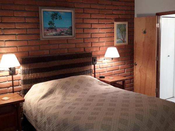 Desert Trails Bed & Breakfast : photo 3 de la chambre chambre lit queen-size - vue sur jardin