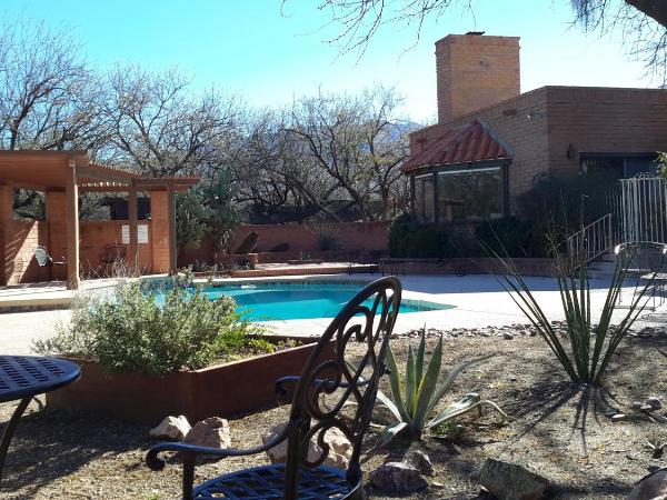 Desert Trails Bed & Breakfast : photo 4 de la chambre chambre lit king-size - vue sur piscine 