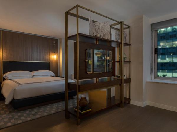 Thompson Central Park New York, by Hyatt : photo 4 de la chambre suite studio lit king-size avec douche accessible aux personnes à mobilité réduite