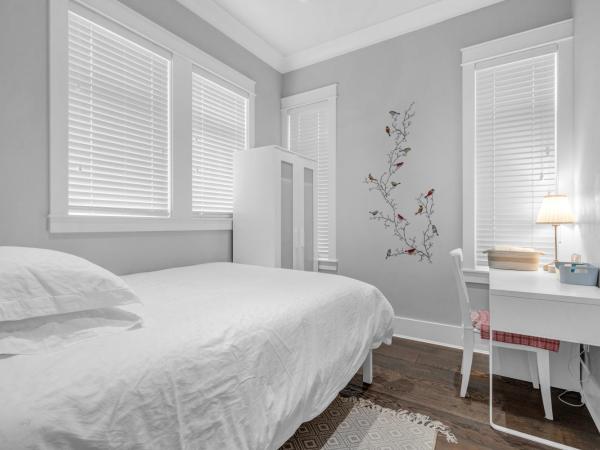 Vancouver West Cozy Retreat by Host Launch : photo 1 de la chambre chambre simple avec toilettes et douche communes