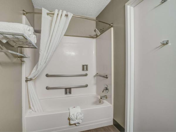 Motel 6 Columbus OH - OSU North : photo 6 de la chambre chambre lit king-size - accessible aux personnes à mobilité réduite - non-fumeurs