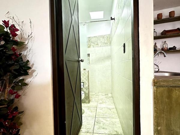 #1-Rooftop Garden-7 Bedrooms-9 Beds-3 Kitchens : photo 9 de la chambre chambre double - vue sur parc