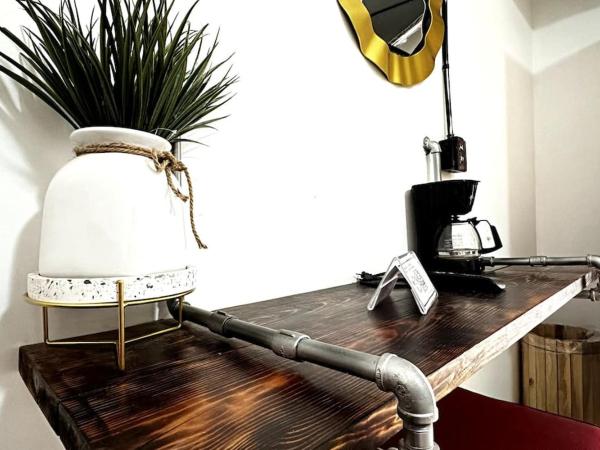 #1-Rooftop Garden-7 Bedrooms-9 Beds-3 Kitchens : photo 5 de la chambre chambre double - vue sur parc