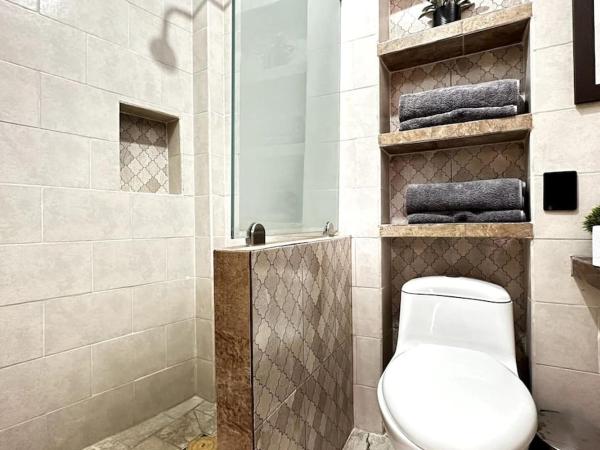 #1-Rooftop Garden-7 Bedrooms-9 Beds-3 Kitchens : photo 5 de la chambre chambre double - vue sur parc