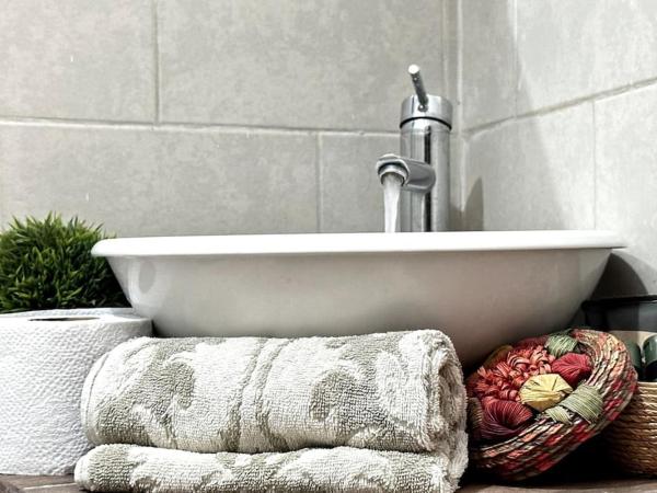 #1-Rooftop Garden-7 Bedrooms-9 Beds-3 Kitchens : photo 7 de la chambre chambre double - vue sur parc