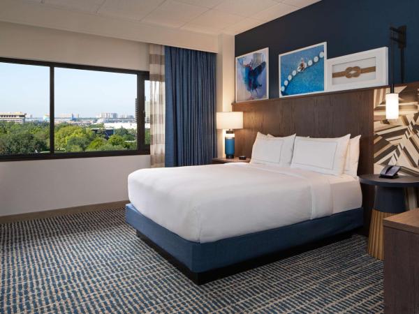 DoubleTree Suites by Hilton Orlando at Disney Springs : photo 1 de la chambre studio lit queen-size - adapté aux personnes malentendantes