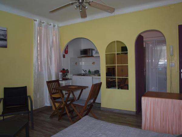 Hôtel Restaurant - Villa Les Sirènes : photo 1 de la chambre studio