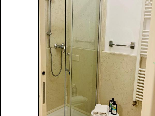 UN PUNTO A VERONA : photo 10 de la chambre chambre triple avec salle de bains privative séparée