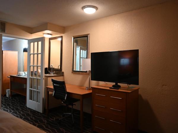 Quality Inn & Suites I-35 near Frost Bank Center : photo 7 de la chambre suite 2 chambres avec 2 lits king-size