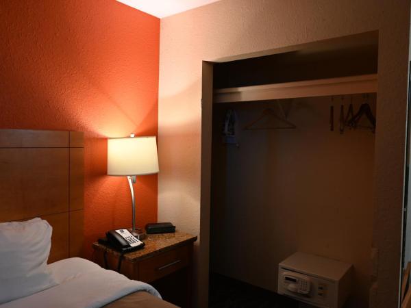 Quality Inn & Suites I-35 near Frost Bank Center : photo 8 de la chambre suite 2 chambres avec 2 lits king-size
