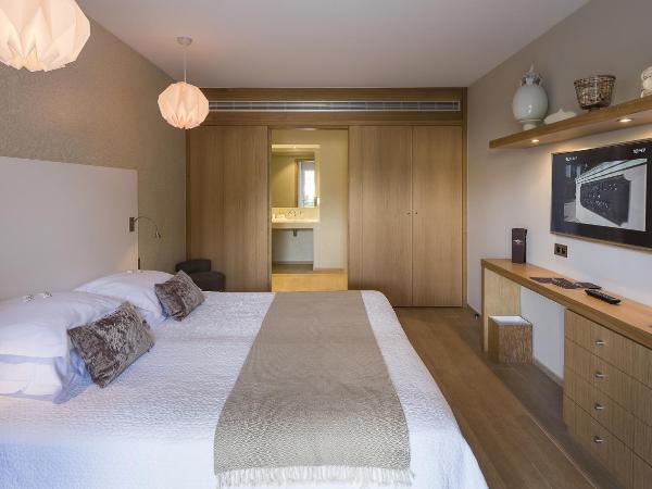 Hotel des Lices : photo 2 de la chambre chambre triple de luxe au rez-de-chaussée - vue sur jardin