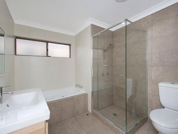 Banksia Tourist Park : photo 5 de la chambre deluxe family chalet (sleeps 8) - non pet friendly