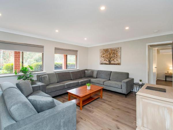 Banksia Tourist Park : photo 2 de la chambre deluxe family chalet (sleeps 8) - non pet friendly